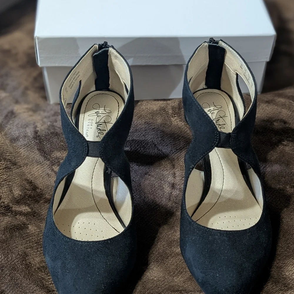 Life Stride Black Pointed Toe Cutout Heels